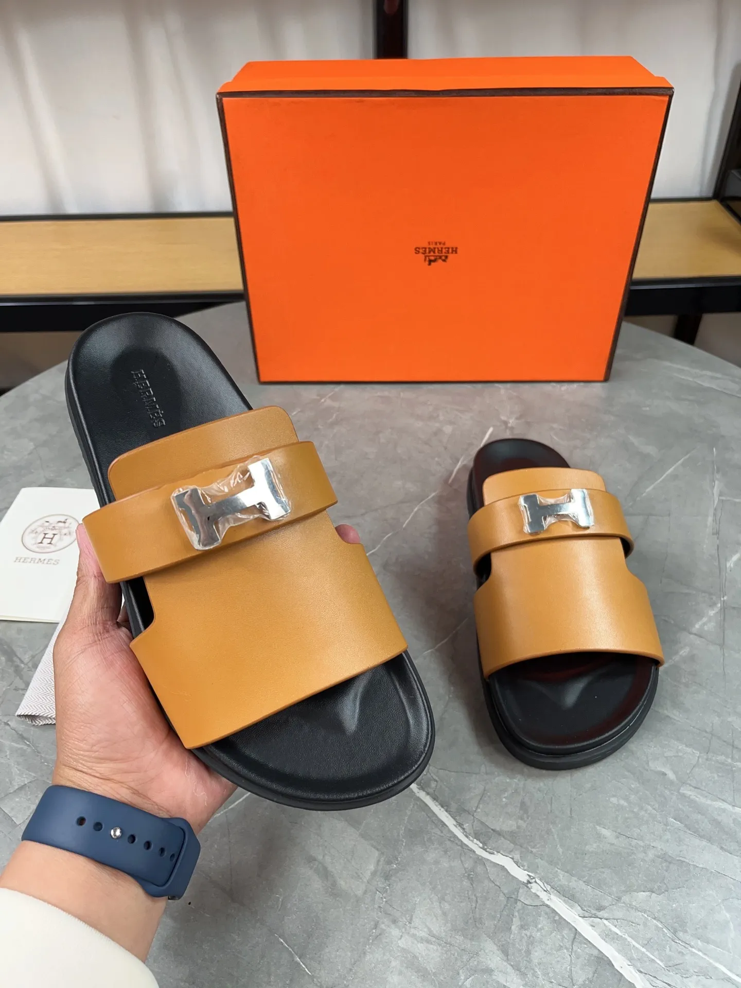 p440🐮🐮H family classic (couples) buckle slippers ✅ Hermes Hermes spring and summer sandals series! Classic style, always popular slippers - sandals, great with any combination! ! ! Upper: imported palmprint PU inner lining: imported mixed sheepskin Outsole: Tpu non-slip and wear-resistant outsole Female size: 35-40 (41 customized) Male size: 39-45 (39.45 customized)